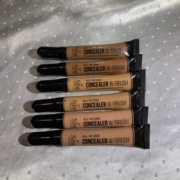 concealer with brush